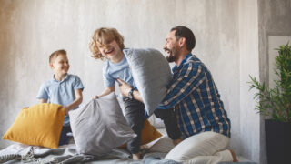 子どもたちと遊ぶ父親