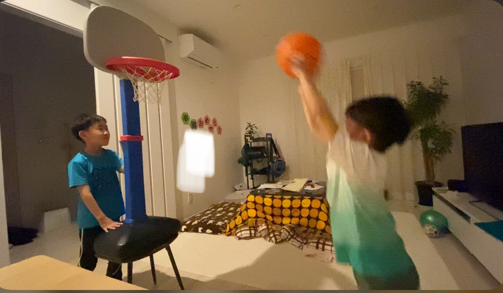 室内でバスケットボールをする6歳の子ども